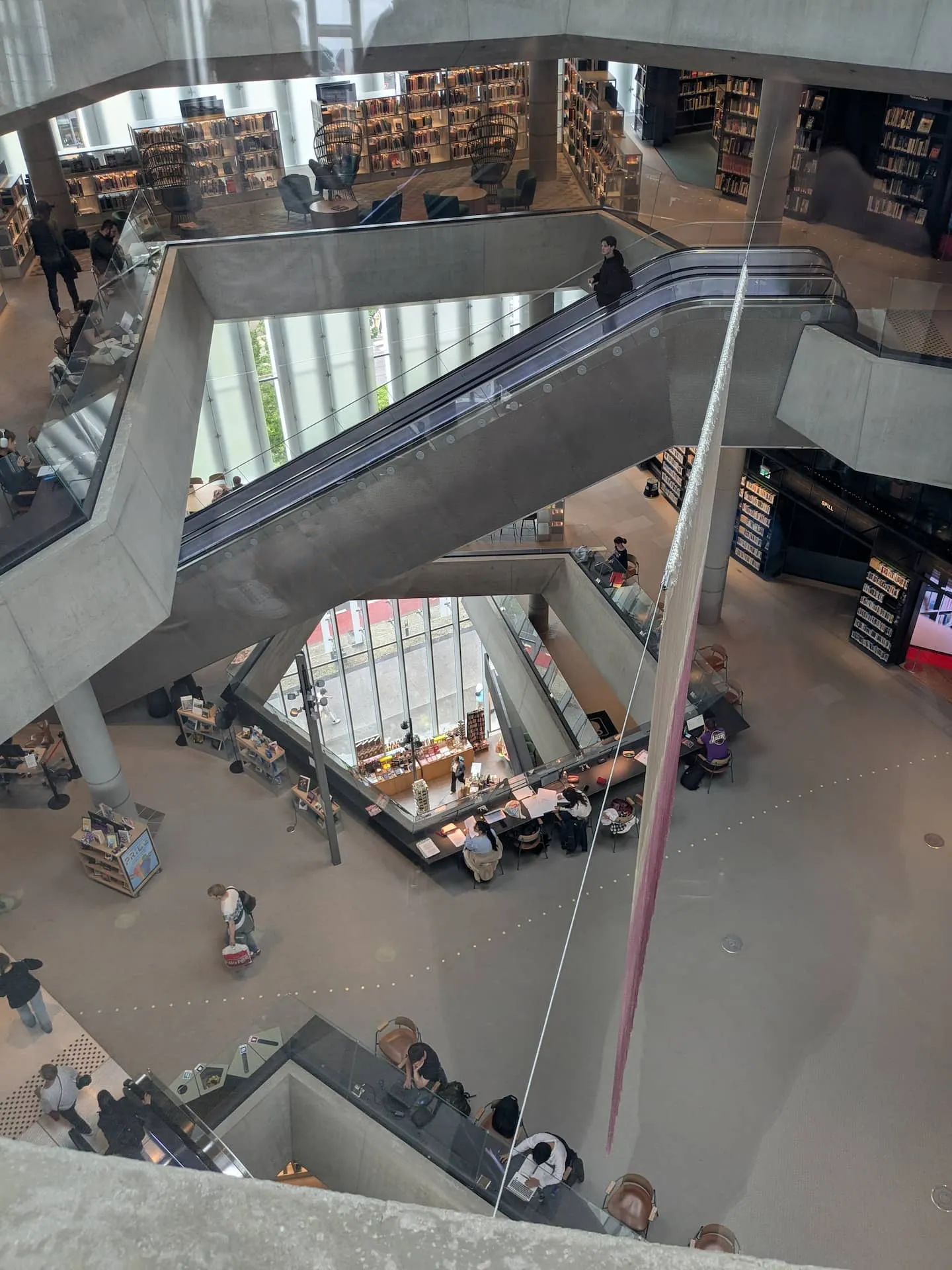 L’interno della biblioteca