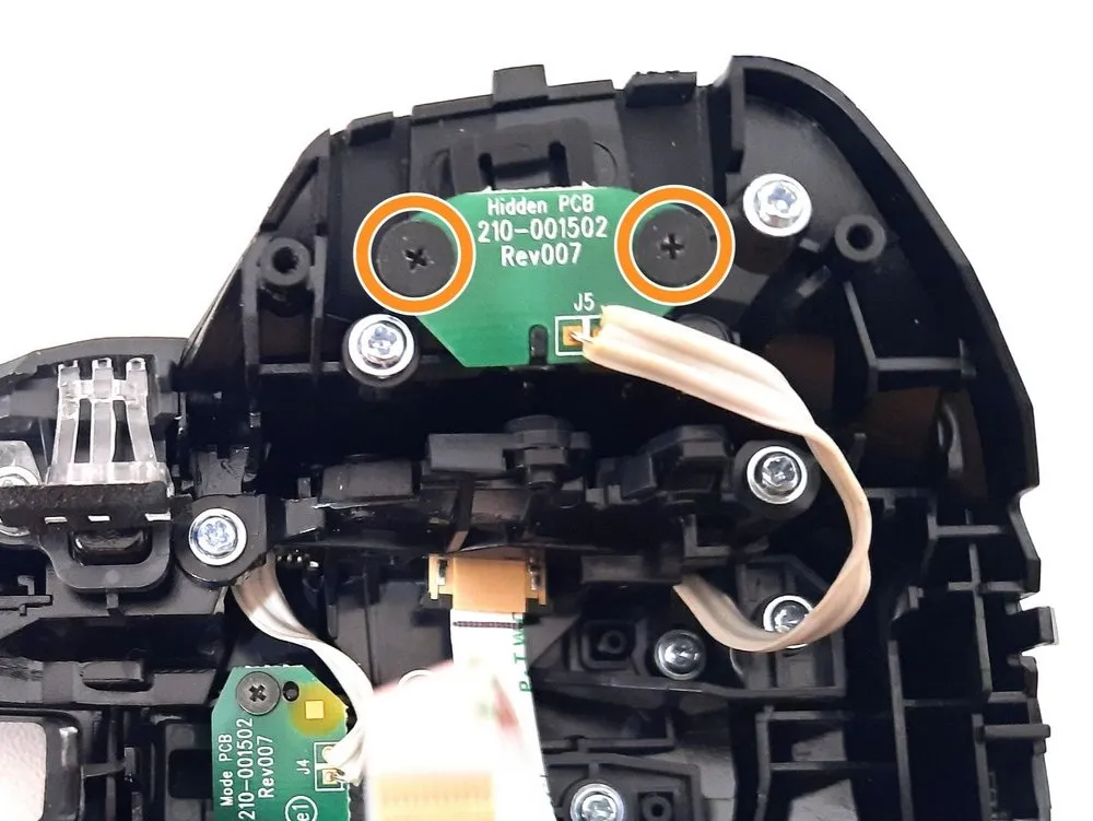 Dettaglio del thumb button visto da dentro il Logitech Mx Master 2s visto, con evidenziate la posizione delle viti