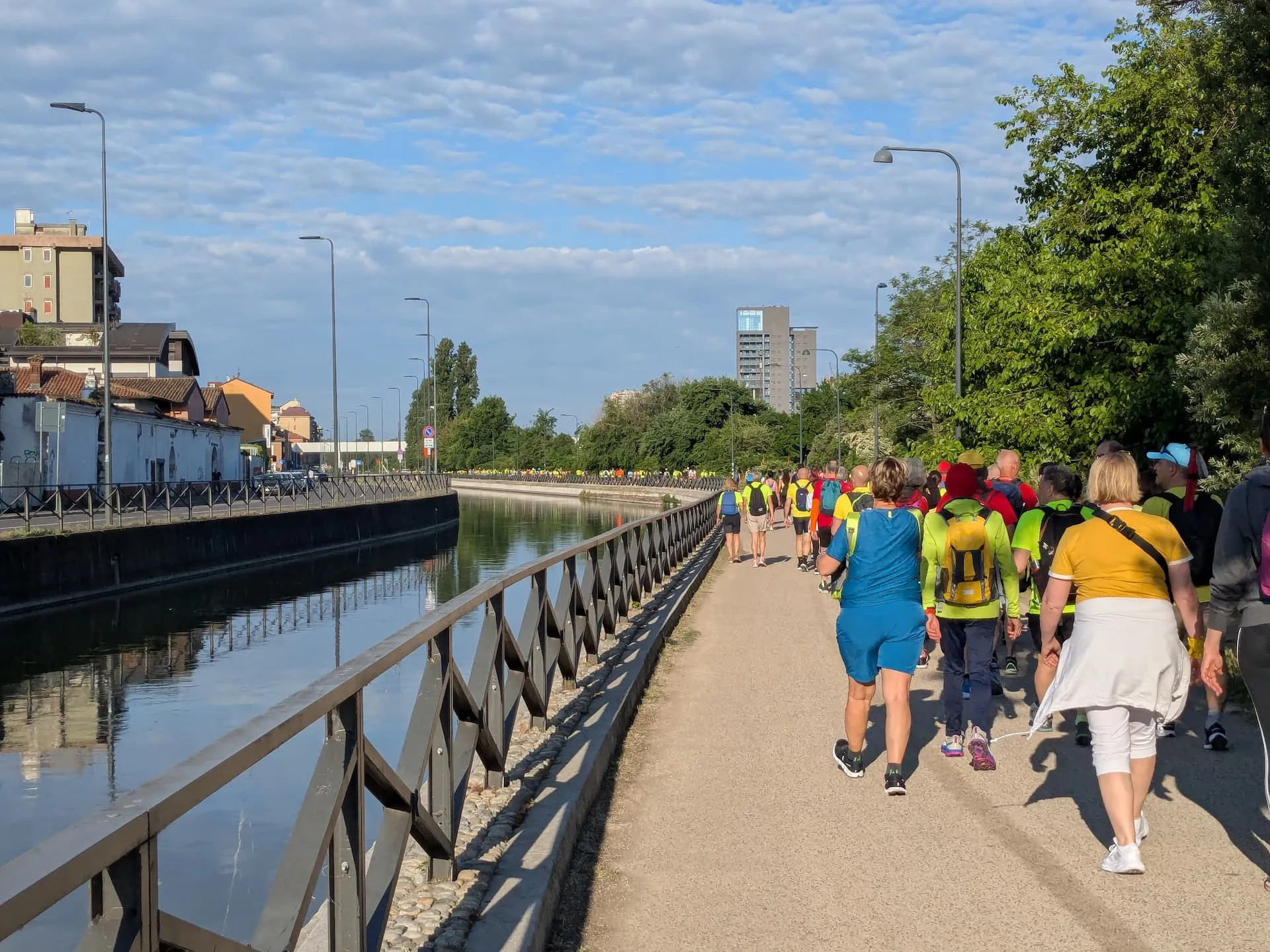 Fiumana di gente in giallo ad inizio passeggiata