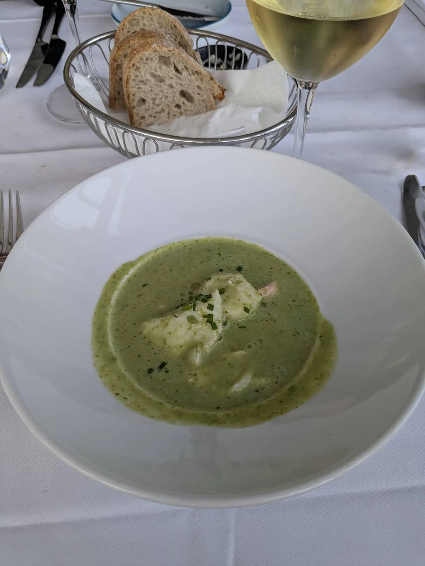 Pescato del giorno con crema al basilico