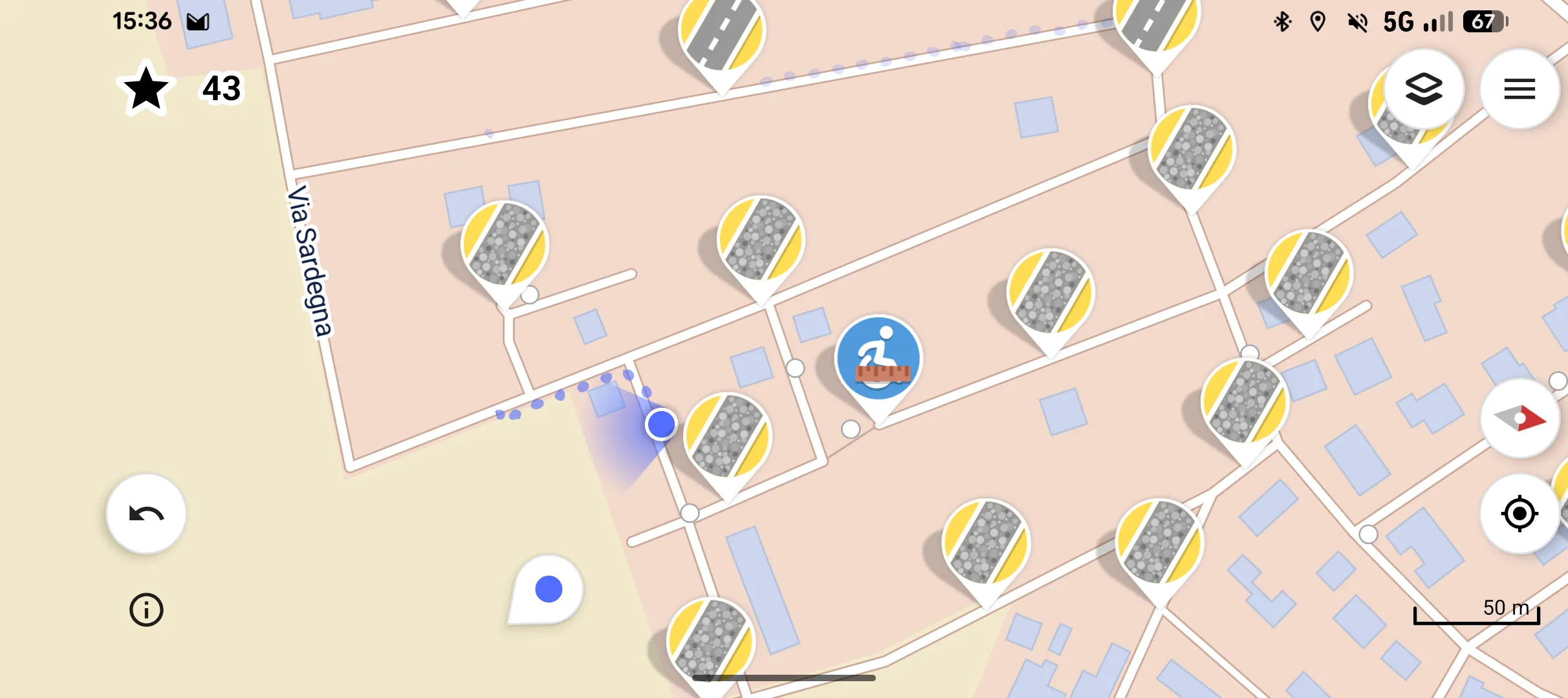 Uno screenshot di StreetComplete pieno di icone che indicano le informazioni mancanti
