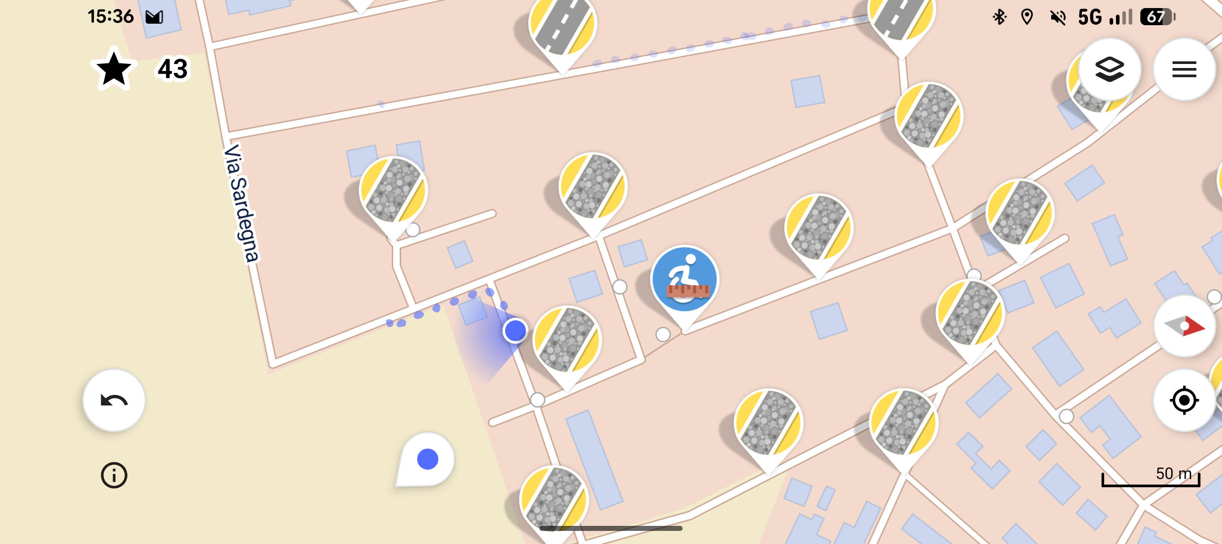 Uno screenshot di StreetComplete pieno di icone che indicano le informazioni mancanti