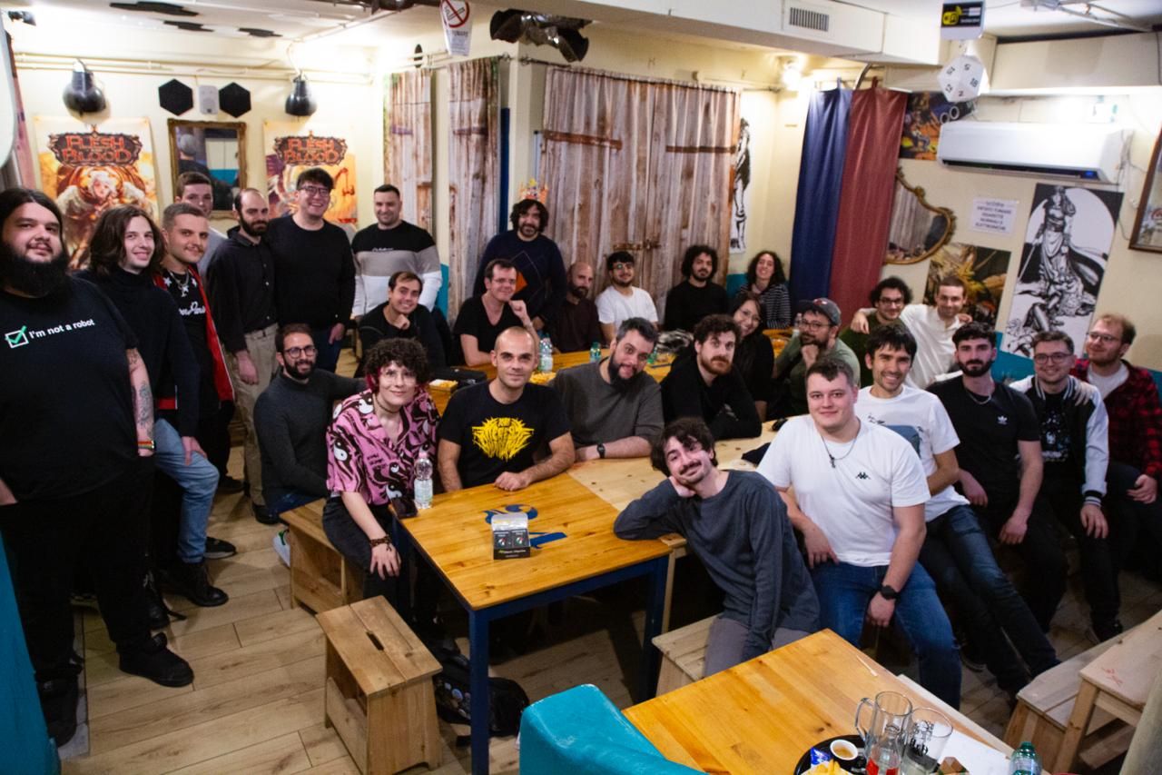 Foto di gruppo incredibilmente sgranata dei ragazzi di GMI