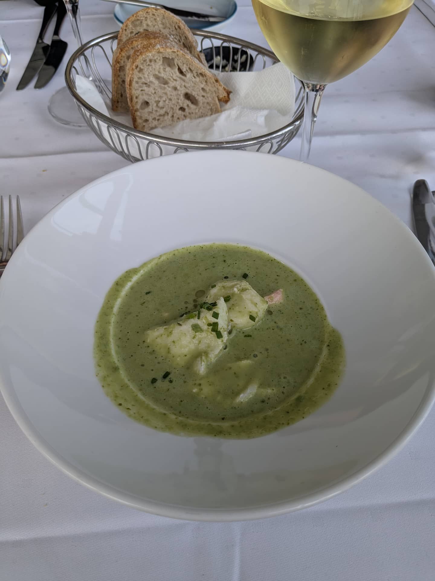 Pescato del giorno con crema al basilico