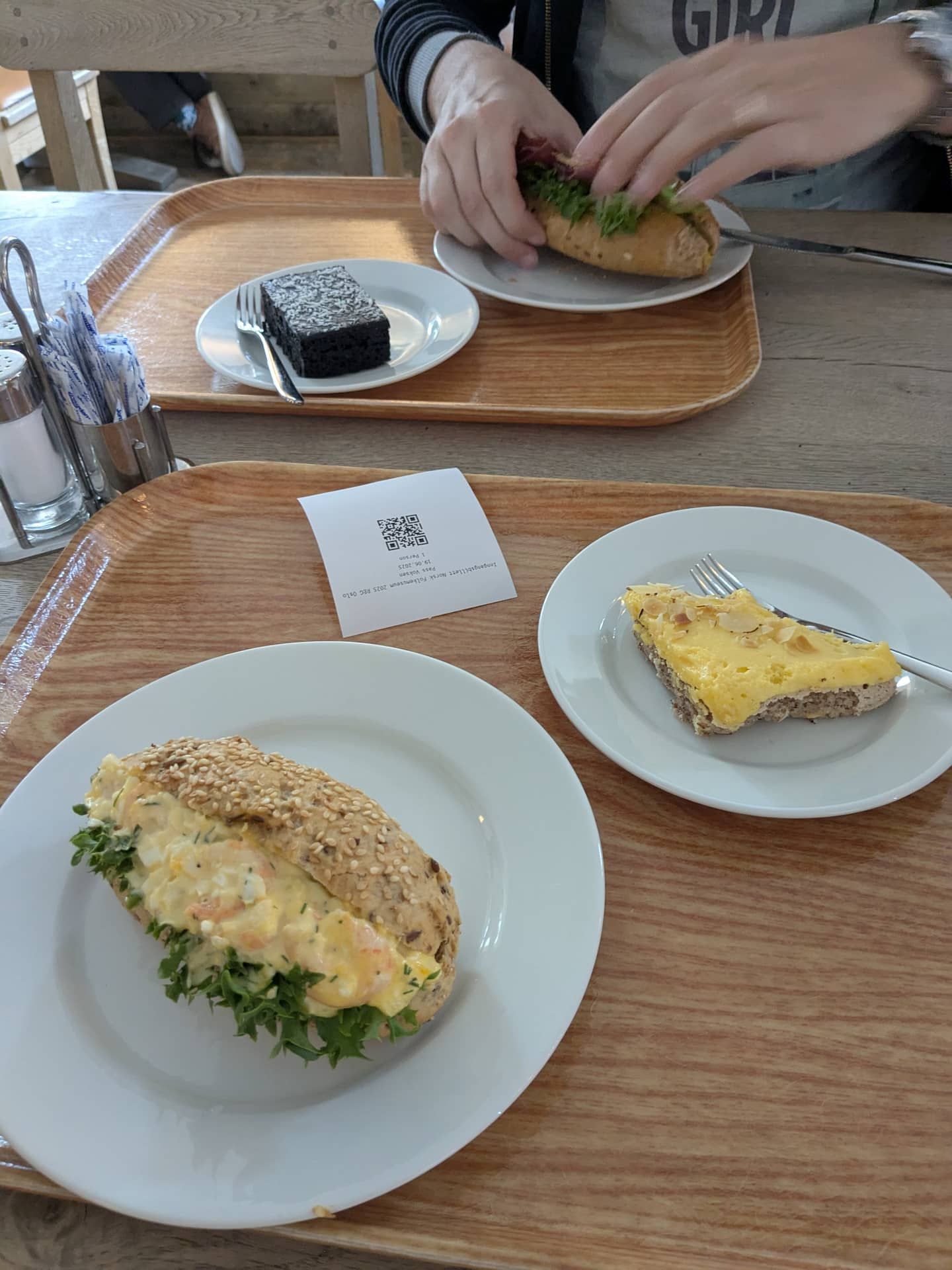 Un pranzo a base di panini e dolci