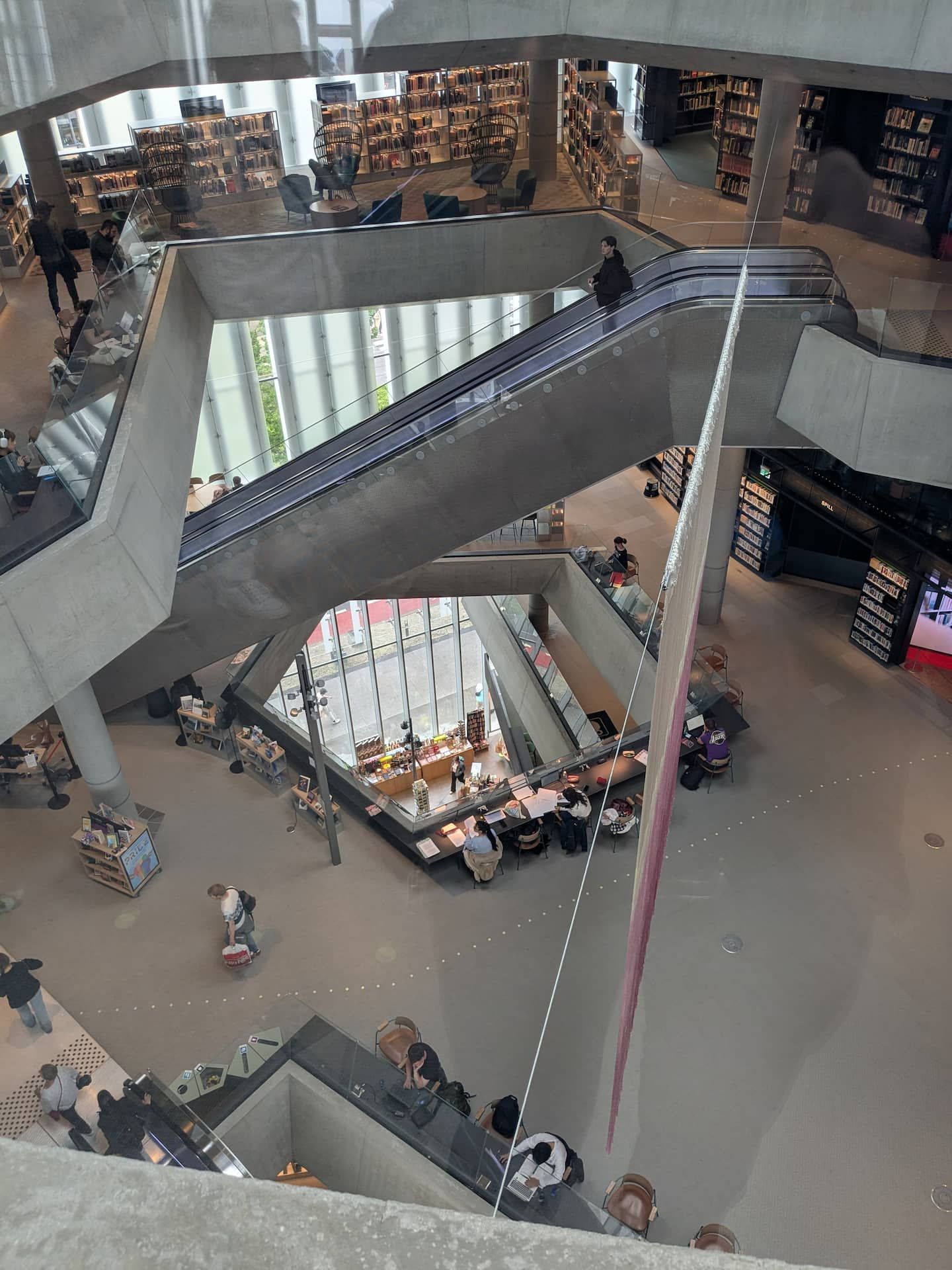 L'interno della biblioteca