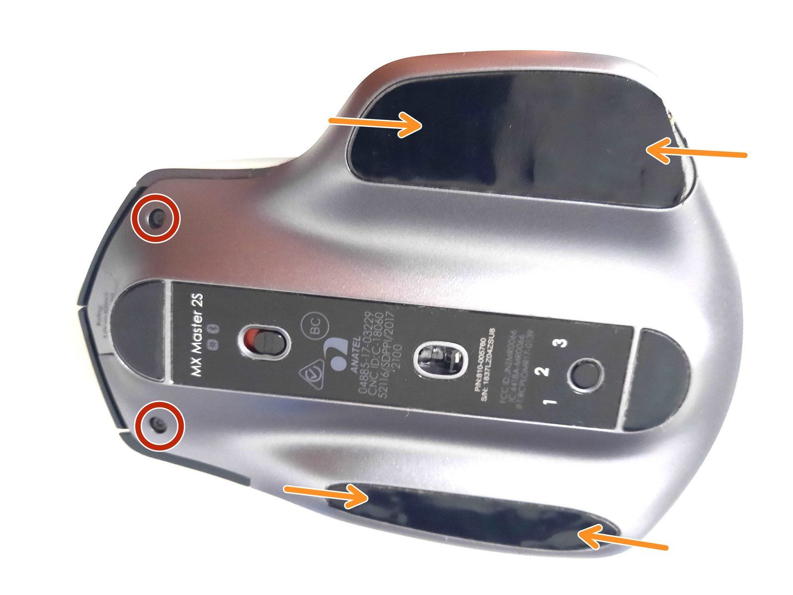 Foto del Logitech Mx Master 2s visto da sotto, con evidenziate la posizione delle viti