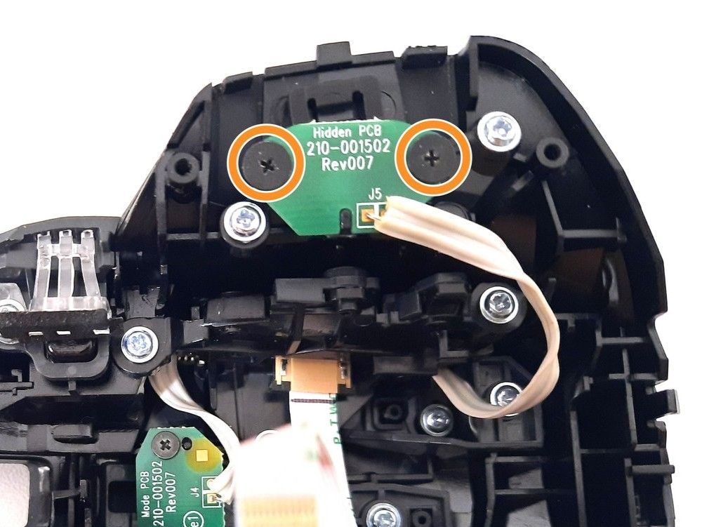 Dettaglio del thumb button visto da dentro il Logitech Mx Master 2s visto, con evidenziate la posizione delle viti